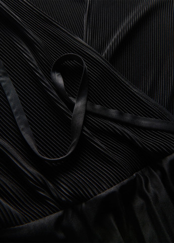 Черное кэжуал платье плиссированное, на запах Reserved однотонное