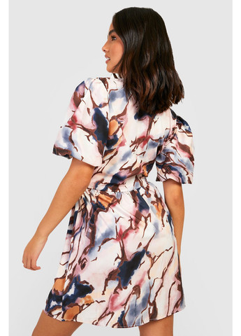 Комбинированное кэжуал платье на запах Boohoo с абстрактным узором