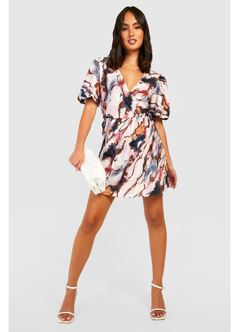 Комбинированное кэжуал платье на запах Boohoo с абстрактным узором