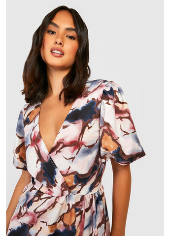 Комбинированное кэжуал платье на запах Boohoo с абстрактным узором