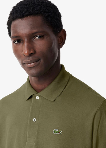 Оливковая (хаки) футболка-поло для мужчин Lacoste однотонная