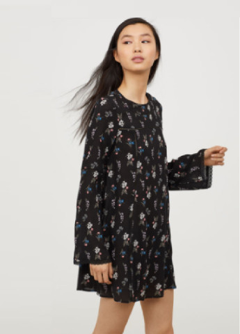 Чорна коктейльна сукня з рукавами клеш H&M однотонна