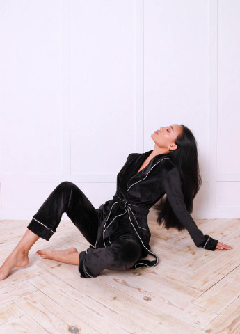 Чорна женская пижама велюр eva на запах черного цвета р.m 373697 New Trend