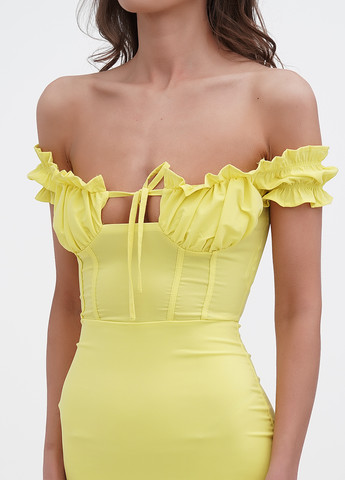 Желтое кэжуал платье с открытой спиной PrettyLittleThing однотонное