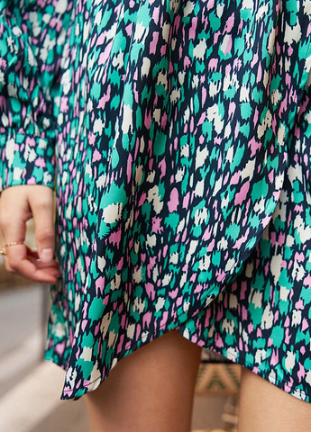 Світло-синя кежуал сукня на запах SHEIN з абстрактним візерунком