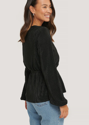 Чёрная блуза с баской NA-KD