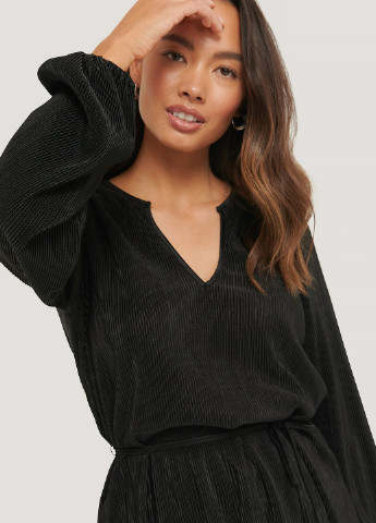 Чёрная блуза с баской NA-KD