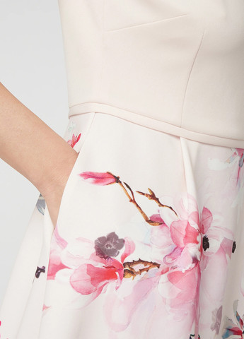 Пудровое кэжуал платье клеш Comma с цветочным принтом