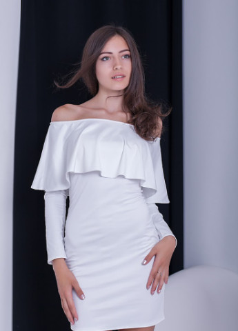 Білий кежуал ефектне приталене плаття зі спущеними плечима і басками avellana білий Podium однотонна
