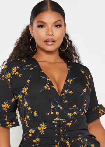 Черное кэжуал платье PrettyLittleThing с цветочным принтом