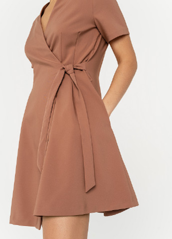 Светло-коричневое кэжуал платье на запах befree