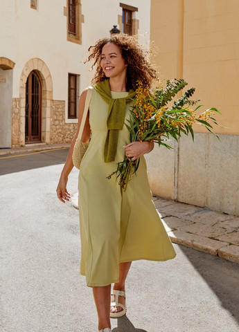 Зеленое кэжуал, деловое платье а-силуэт Uniqlo однотонное