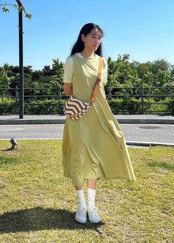 Зеленое кэжуал, деловое платье а-силуэт Uniqlo однотонное