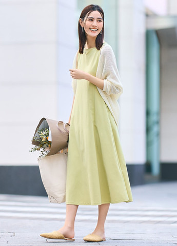 Зеленое кэжуал, деловое платье а-силуэт Uniqlo однотонное