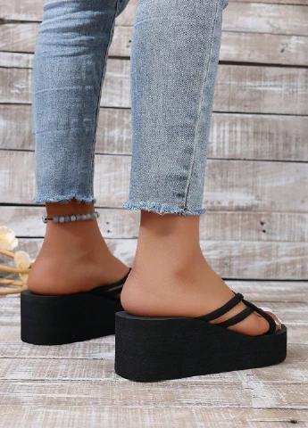 Черные шлепанцы SHEIN