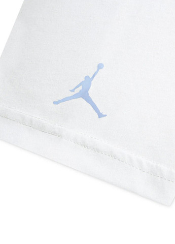 Белая летняя футболка Nike