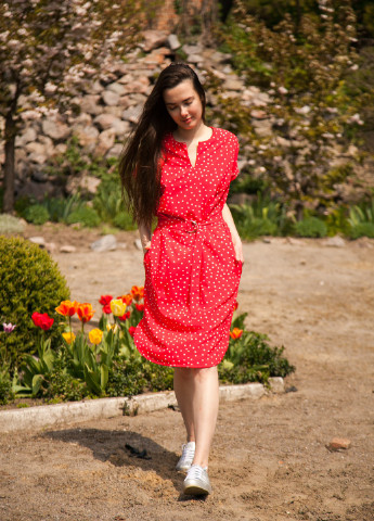 Красное кэжуал платье футляр BeART в горошек