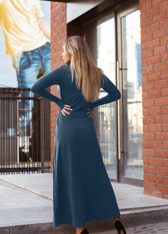 Синее кэжуал длинное платье с теплого трикотажа синего цвета клеш INNOE однотонное