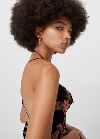 Черное кэжуал платье с открытыми плечами, с открытой спиной Stradivarius с цветочным принтом