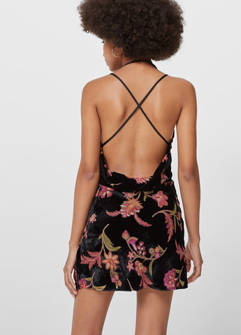 Черное кэжуал платье с открытыми плечами, с открытой спиной Stradivarius с цветочным принтом