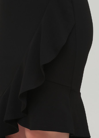 Чорна коктейльна сукня з відкритими плечима Lipsy однотонна