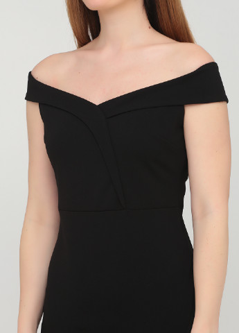 Черное коктейльное платье с открытыми плечами Lipsy однотонное