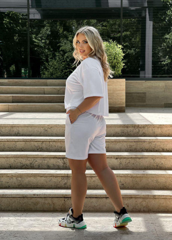 Жіночий костюм оверсайз шорти та футболка білого кольору розмір 2XL/3XL 372823 New Trend (255275412)