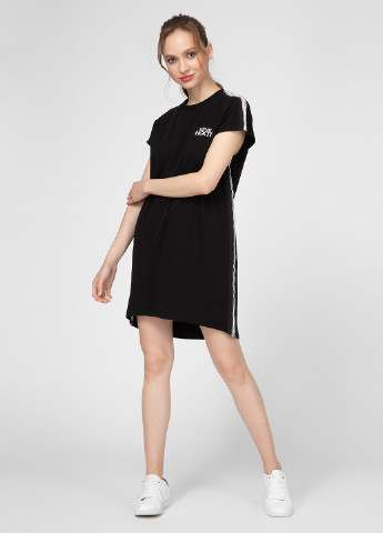 Черное кэжуал платье платье-футболка Preppy однотонное