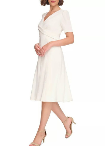 Молочное деловое, кэжуал платье на запах Tommy Hilfiger однотонное