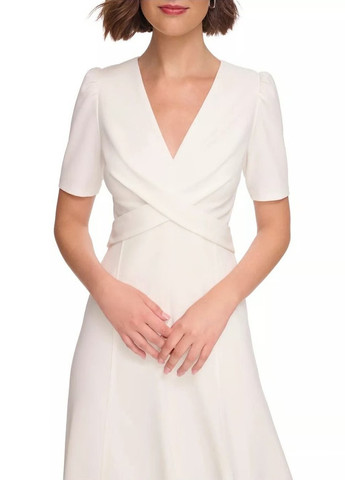 Молочное деловое, кэжуал платье на запах Tommy Hilfiger однотонное