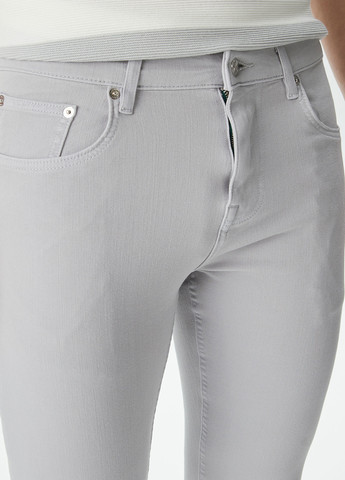 Серые кэжуал демисезонные зауженные брюки Lacoste