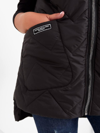 Женская жилетка с накладными карманами черного цвета р.48/50 322706 New Trend (255401248)
