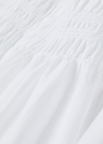 Белое кэжуал платье с открытыми плечами H&M однотонное