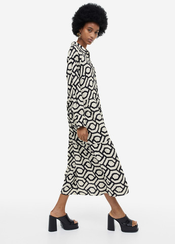 Черно-белое кэжуал платье рубашка H&M с орнаментом