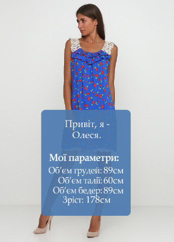 Голубое кэжуал платье с открытыми плечами Sassofono с рисунком