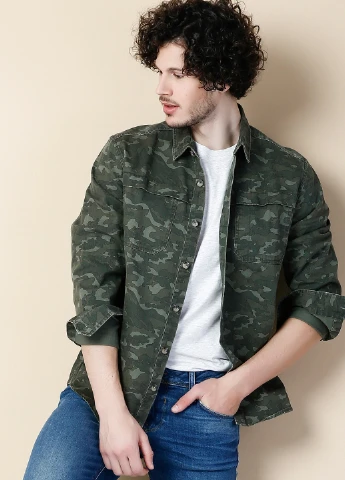 Оливковковая (хаки) кэжуал рубашка камуфляжная Colin's с длинным рукавом