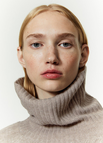 Бежевий зимовий светр H&M