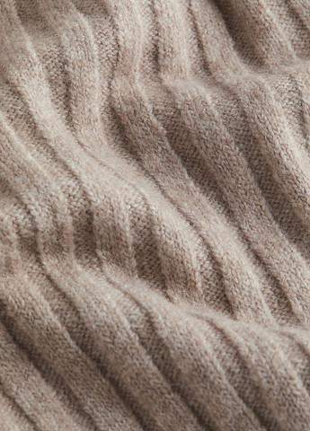 Бежевий зимовий светр H&M