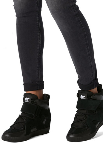 Черные женские ботинки сникерсы со шнурками с тиснением