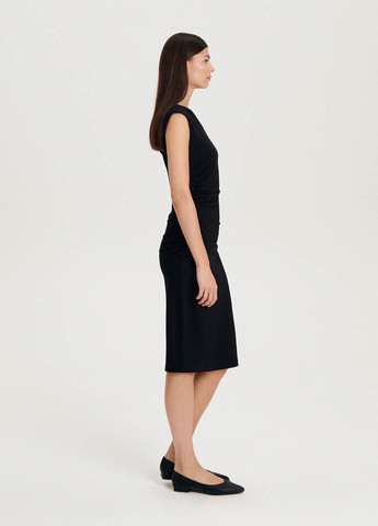 Черное деловое платье футляр Reserved однотонное