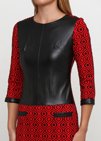 Красное кэжуал платье футляр Sassofono Club с абстрактным узором