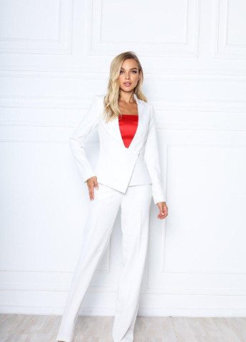 Жіночий брючний костюм асиметрія білого кольору на підкладці р.40 372780 New Trend (256030047)