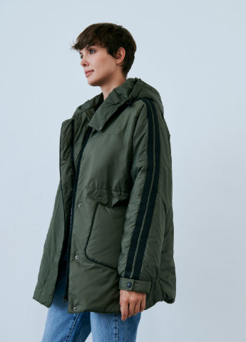 Оливкова (хакі) демісезонна куртка з лампасами кольору хакі Gepur