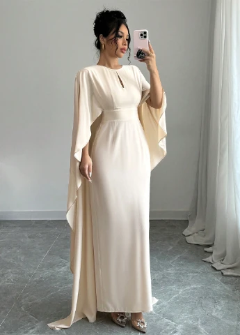 Кремова вечірня сукня зі шлейфом SHEIN однотонна