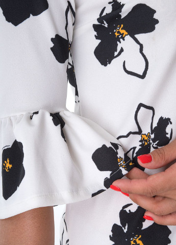 Белое кэжуал платье Miss Miss с цветочным принтом