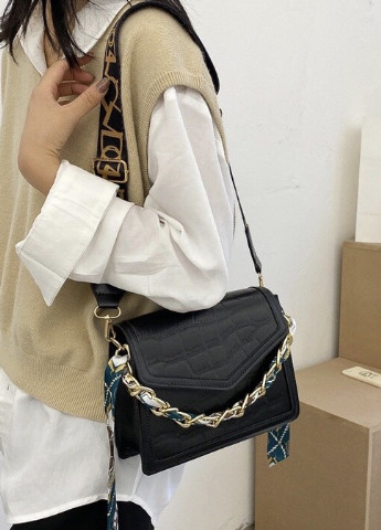Жіноча класична сумочка рептилія через плече на широкому ремінці з ланцюжком чорна NoName (251204017)