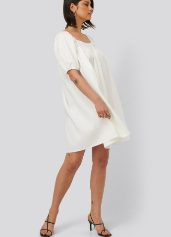 Білий кежуал сукня NA-KD однотонна
