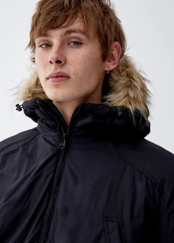 Чорна демісезонна куртка Pull & Bear
