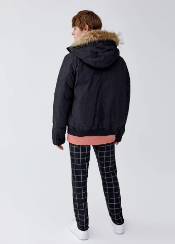Чорна демісезонна куртка Pull & Bear