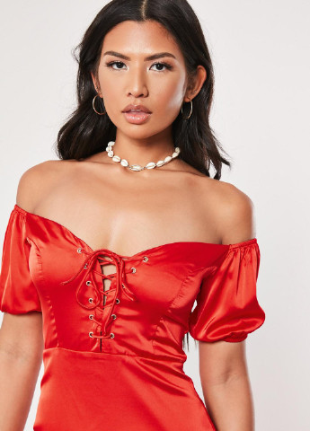 Красное кэжуал платье с открытыми плечами Missguided однотонное